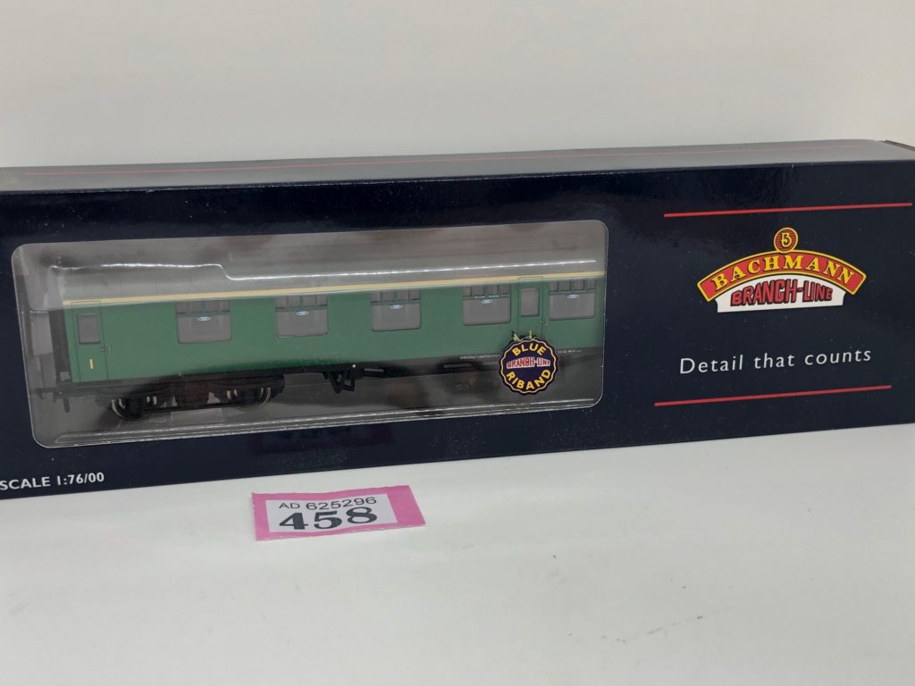 Bachmann OO 39-153 BR Mk1 Corridor 1st FK SR Green P458 - The Model ...