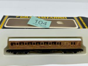 Graham Farish 0632 LNER Teak Main Line Brake End Coach