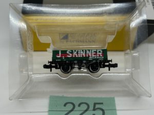 Graham Farish 377-055 5 Plank Wooden Floor Wagon 'J Skinner'.