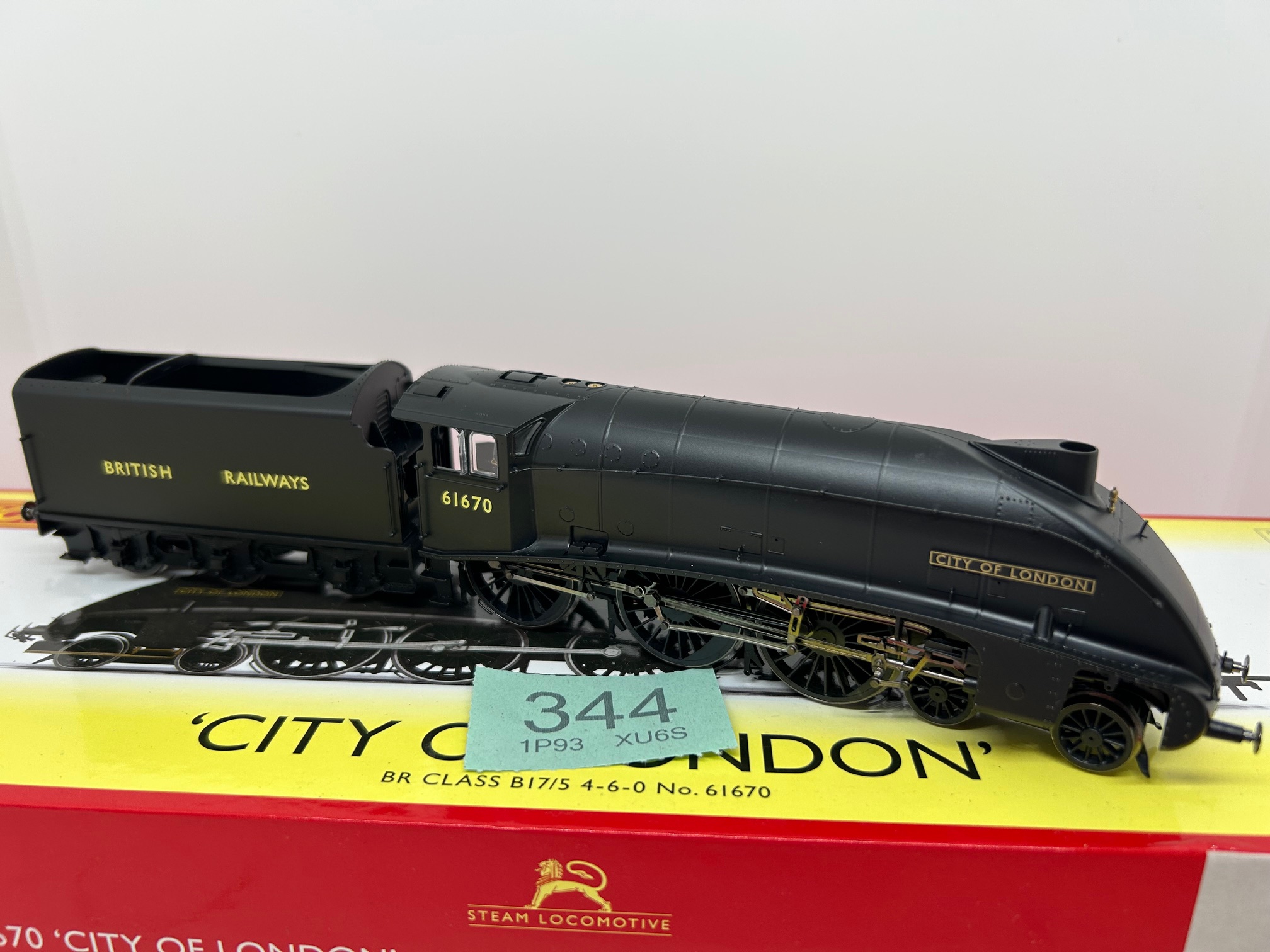 Hornby OO R30137 BR Class B17/5 4-6-0 61670 'City of London'