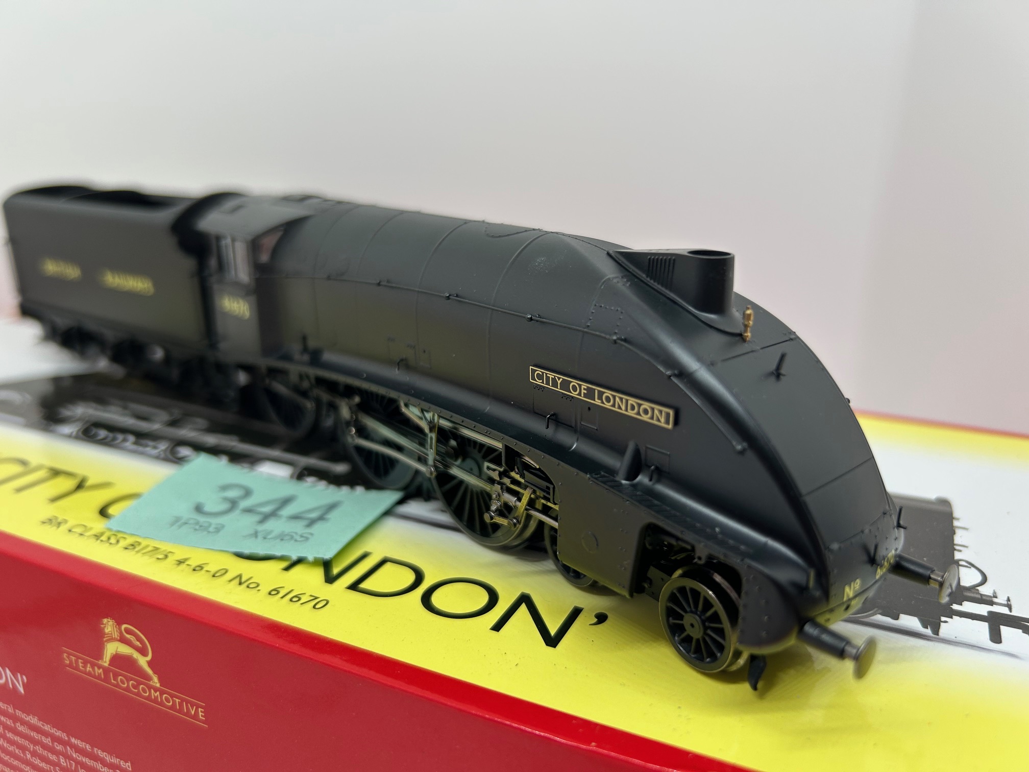 Hornby OO R30137 BR Class B17/5 4-6-0 61670 'City of London' - Image 2