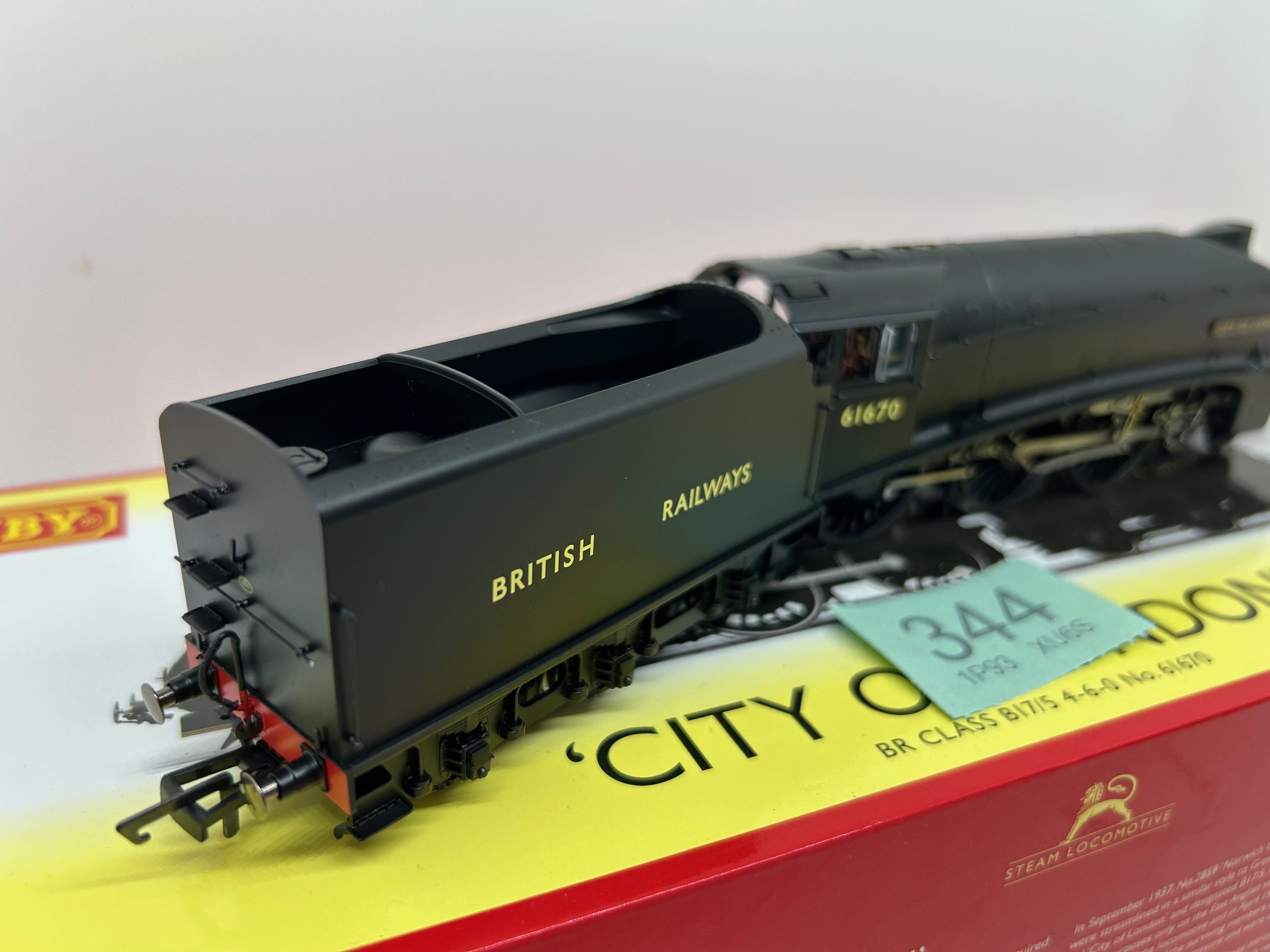 Hornby OO R30137 BR Class B17/5 4-6-0 61670 'City of London' - Image 3