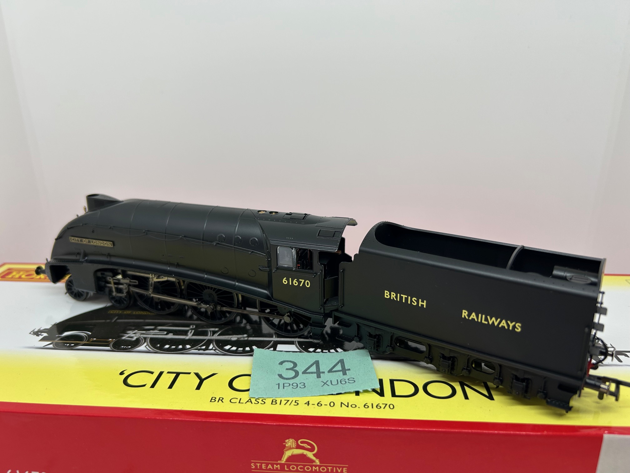Hornby OO R30137 BR Class B17/5 4-6-0 61670 'City of London' - Image 4
