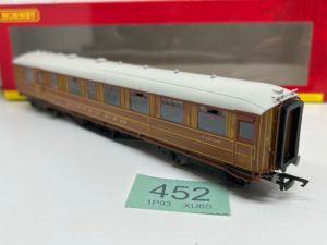 Hornby R4829A Gresley 61ft 6in Buffet in LNER Teak livery - 21608