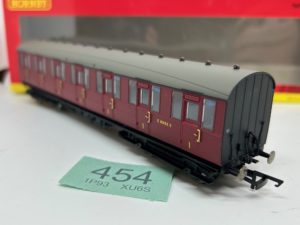 Hornby R4519B Gresley non-vestibuled suburban first E81032E in BR Crimson