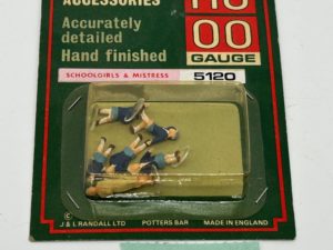 Merit Hobby OO HO 5120 Modelscene: Schoolgirls and Mistress