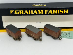 Graham Farish N 377-990 Triple pack 12 Ton ventilated vans BR bauxite early - weathered