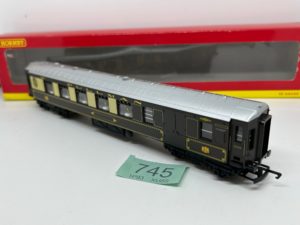 Hornby OO R233 Pullman third class parlour brake in umber and cream livery
