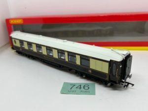 Hornby OO R4143 Pullman 1st class parlour car "Leona" - wood-sided - working table lamps