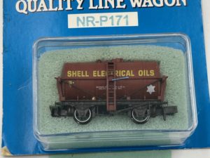 Peco N NR-P171 Tank wagon 'Shell Electrical Oils' in Maroon