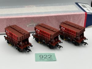 Bachmann OO 38-285 3 x 22 ton Presflos in Tunnel Cement livery