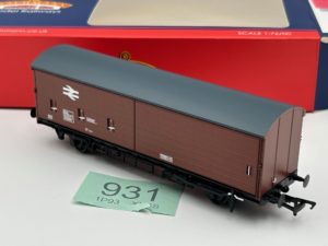Bachmann OO 38-127 35 ton VBA sliding door box van in BR bauxite - 200304
