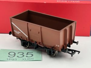 Bachmann OO 37-451B 16 ton slope side mineral wagon riveted side door in MWT brown