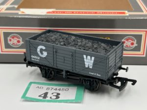 Dapol OO B348 7 plank wagon in GW livery 06512. Weathered.