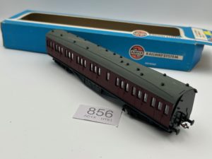 Airfix OO 54252-6 Ex-LMS 57' non-corridor composite M19195M in BR Maroon