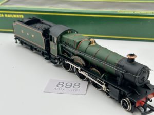 Replica Railways OO 11151 Modified Hall Class 4-6-0 6976 'Graythwaite Hall' in GWR green