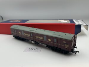 Bachmann 39-271F Mk1 GUV general utility van E86247 in BR Express Parcels maroon