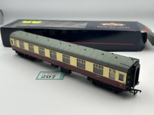 Bachmann 39-152 BR Mk1 FK corridor 1st in crimson/cream M13004